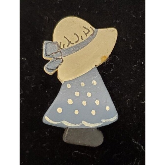 Small Sunbonnet Sue Lapel Pin Brooch Hand-made OOAK Initialed BT - Picture 1 of 7